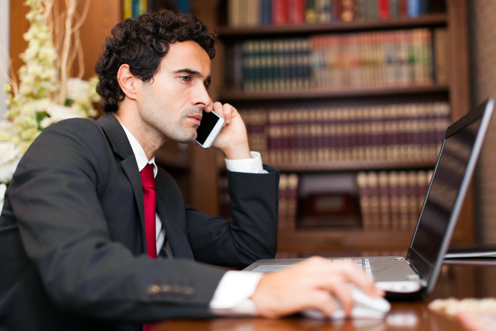 Адвокат оратор. Юрист и клиент. Адвокат мес. Image of a person who Consults with a lawyer.